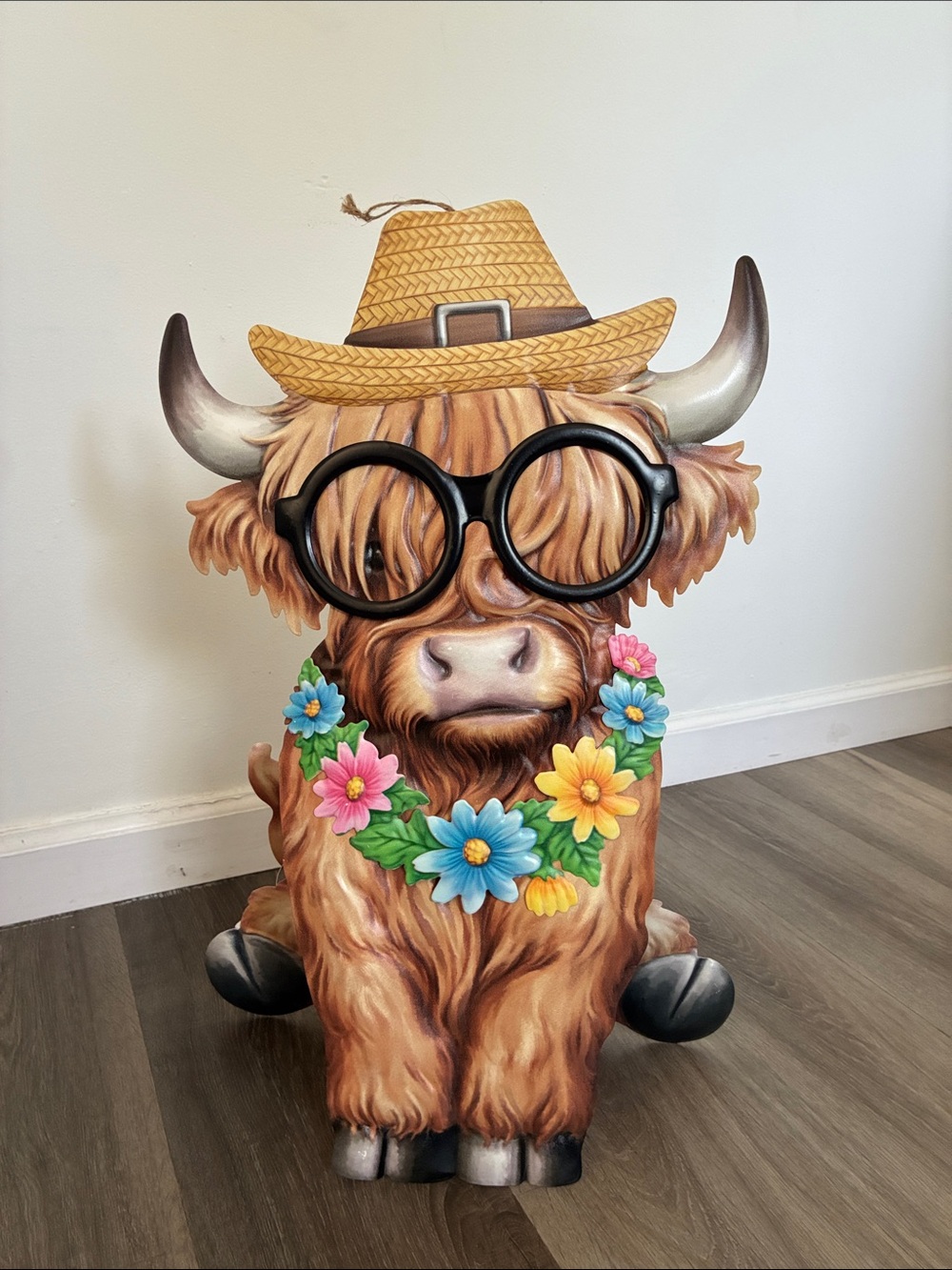 NWT-Whimsical Highland Cow Metal Easel Sign Decoration w/ Straw Hat & Flower Lei